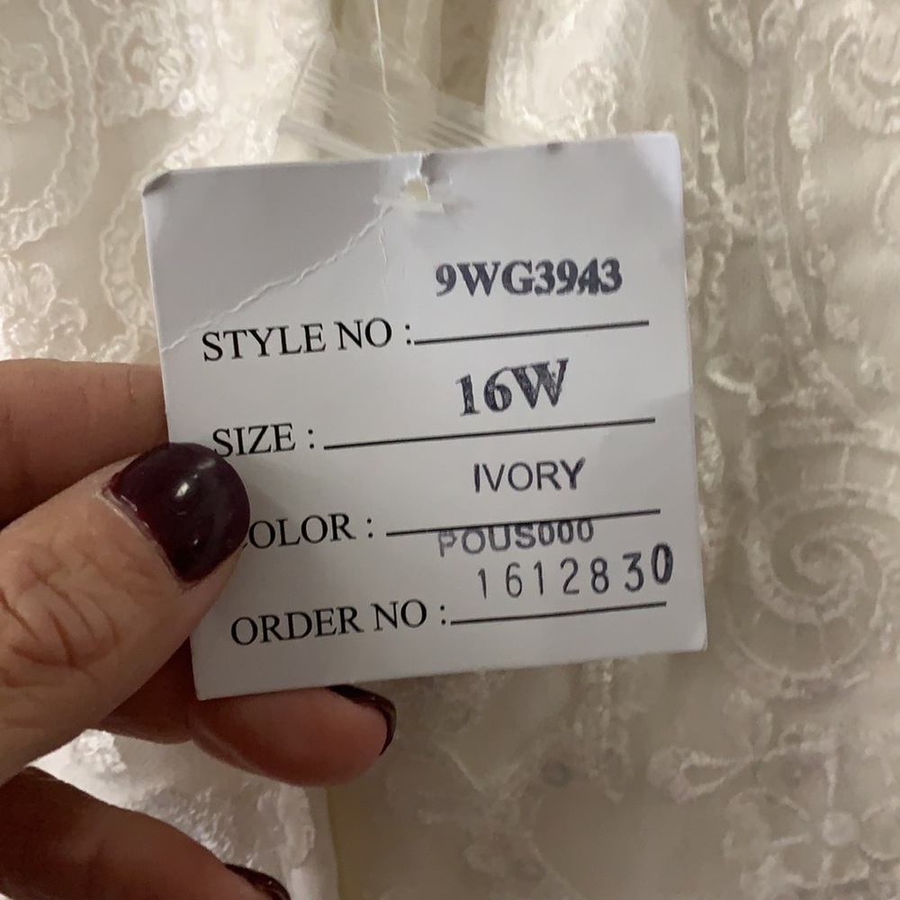 Plus size wedding dress - Picture 10 of 11